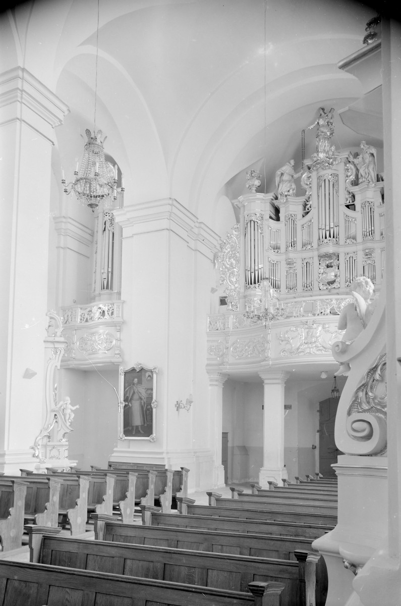 kolegiata - wnętrze: chór i prospekt organowy, skan 1