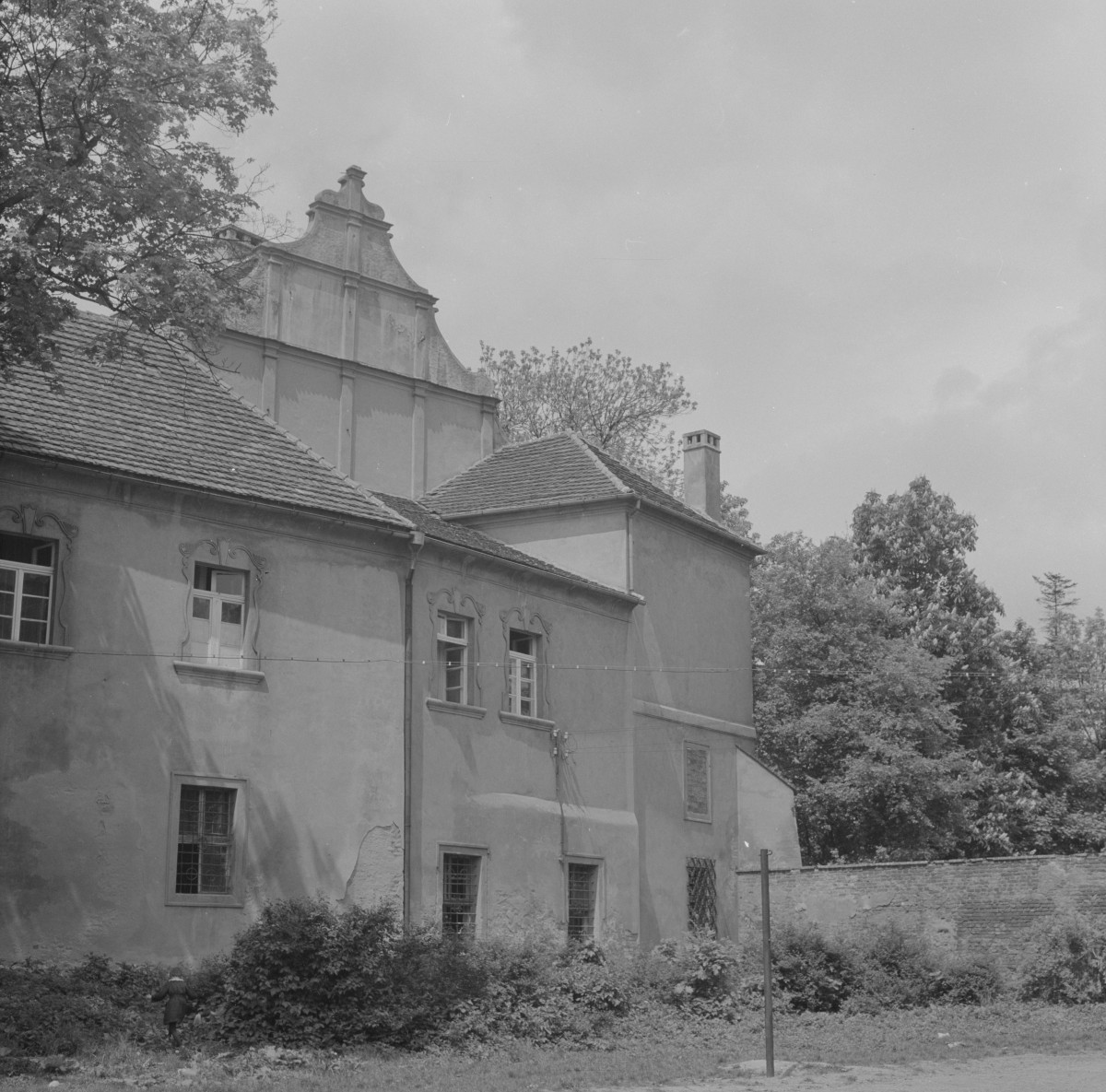 zamek Oppersdorffów - zamek dolny - skrzydło wschodnie - fragment od strony miasta, skan 1