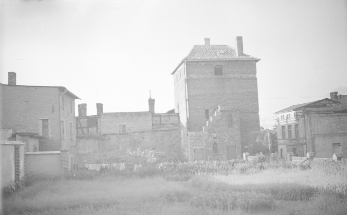 Baszta Gdańska (Szewska) - widok ogólny, mury miejskie, skan 1