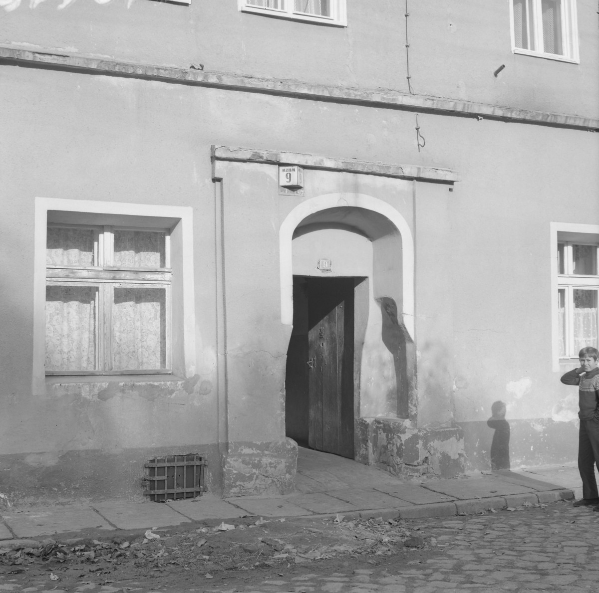 zabudowa miejska - elewacja frontowa i brama, skan 1