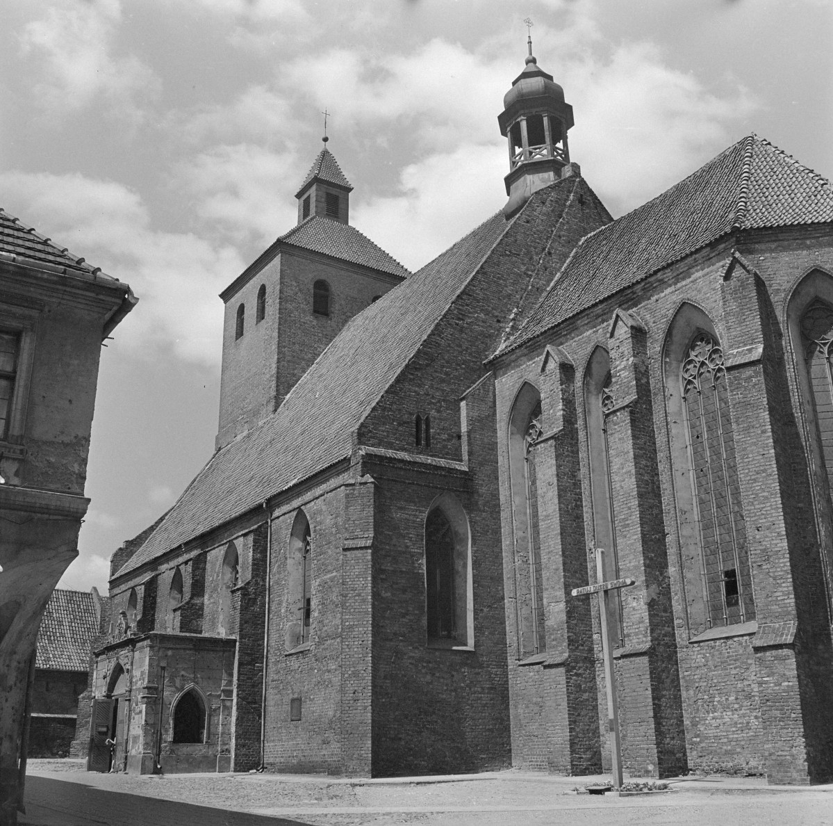 kościół pw. Mikołaja Biskupa - elewacja południowa - widok od południowego - wschodu, skan 1