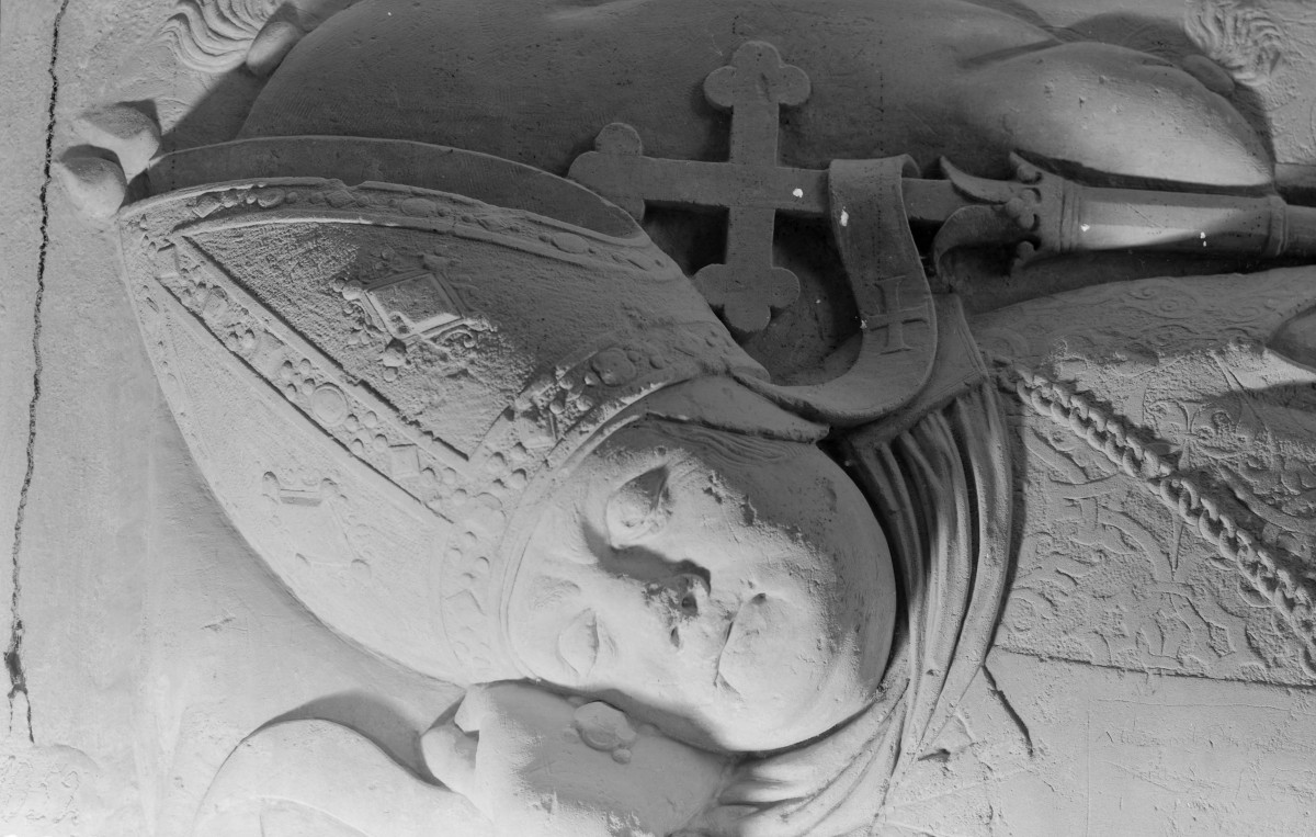 Katedra pw. Wniebowzięcia Najświętszej Marii Panny - wnętrze - kaplica W. Gembickiego  (Niepokokalanego poczęcia Najświętszej Marii Panny), ściana północna, nagrobek Jana Latalskiego - głowa, skan 1