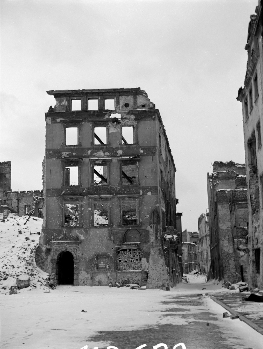 Kamienica pod św. Anną - szkielet budynku. Dobrze zachowany portal., skan 1