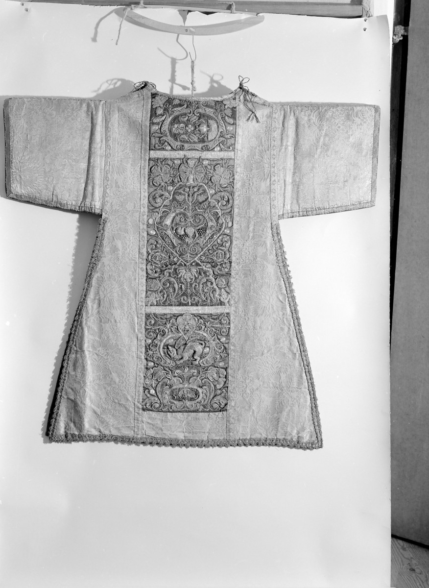 Kościół Sióstr Wizytek - dalmatyka czerwona z tzw. kompletu królewskiego, 1650-60, tył, skan 1