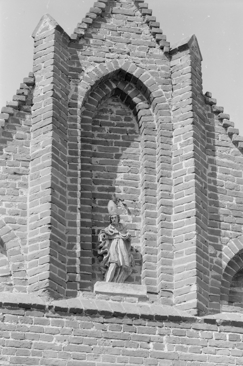 Kaplica - elewacja, szczyt z figurą św. Stanisława., skan 1