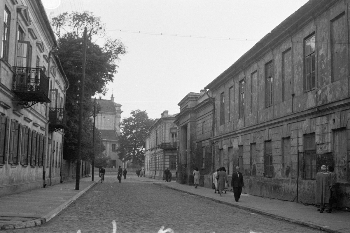 d. stajnia pałacowa, ob. archiwum - elewacja od strony wschodniej, skan 1