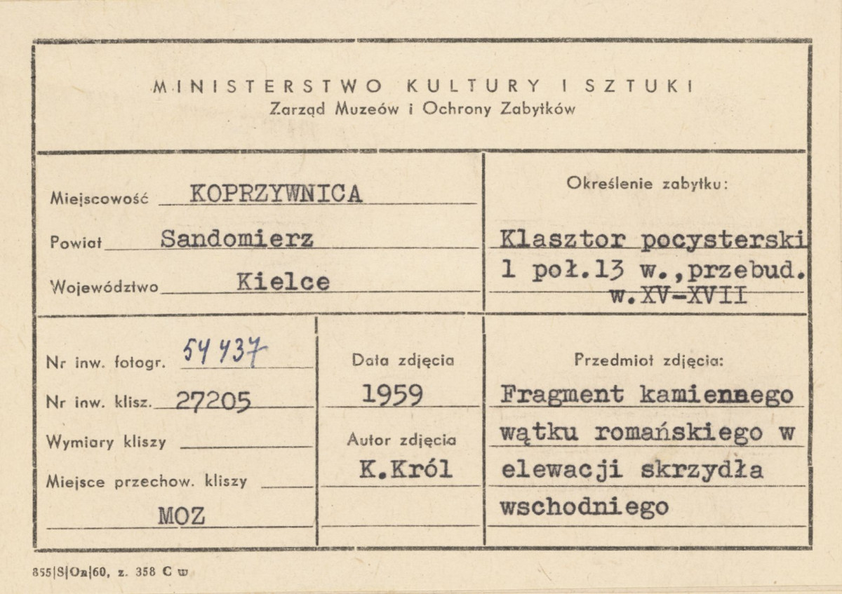 Zespół klasztorny - fragment elewacji wsch. z widokiem na okna romańskie i herb - metryczka, skan 1