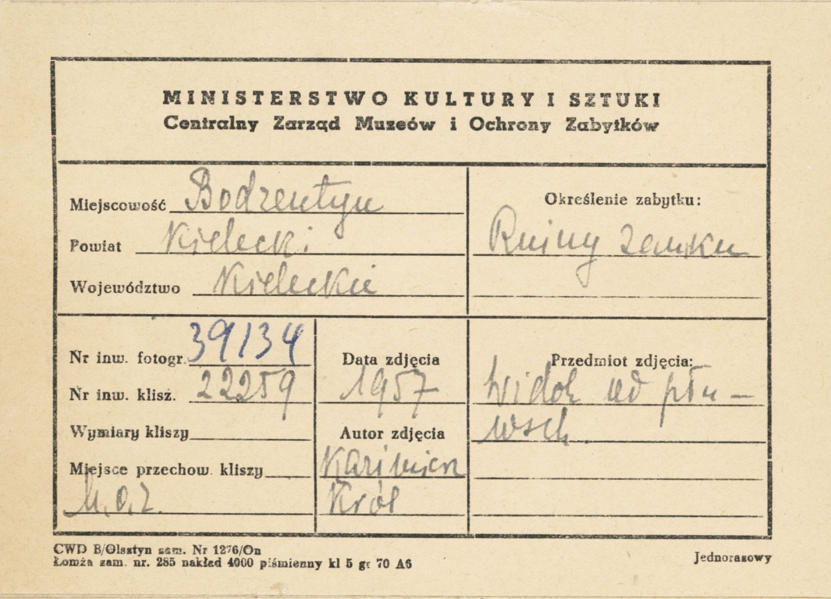 Ruiny zamku biskupów krakowskich - widok od strony bramy - metryczka, skan 1