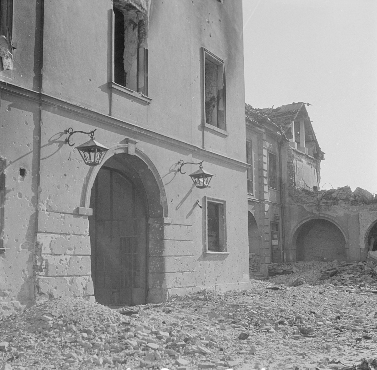 Arsenał - Archiwum Miejskie - fragment zniszczonego budynku bramnego z portalem od strony dziedzińca., skan 1