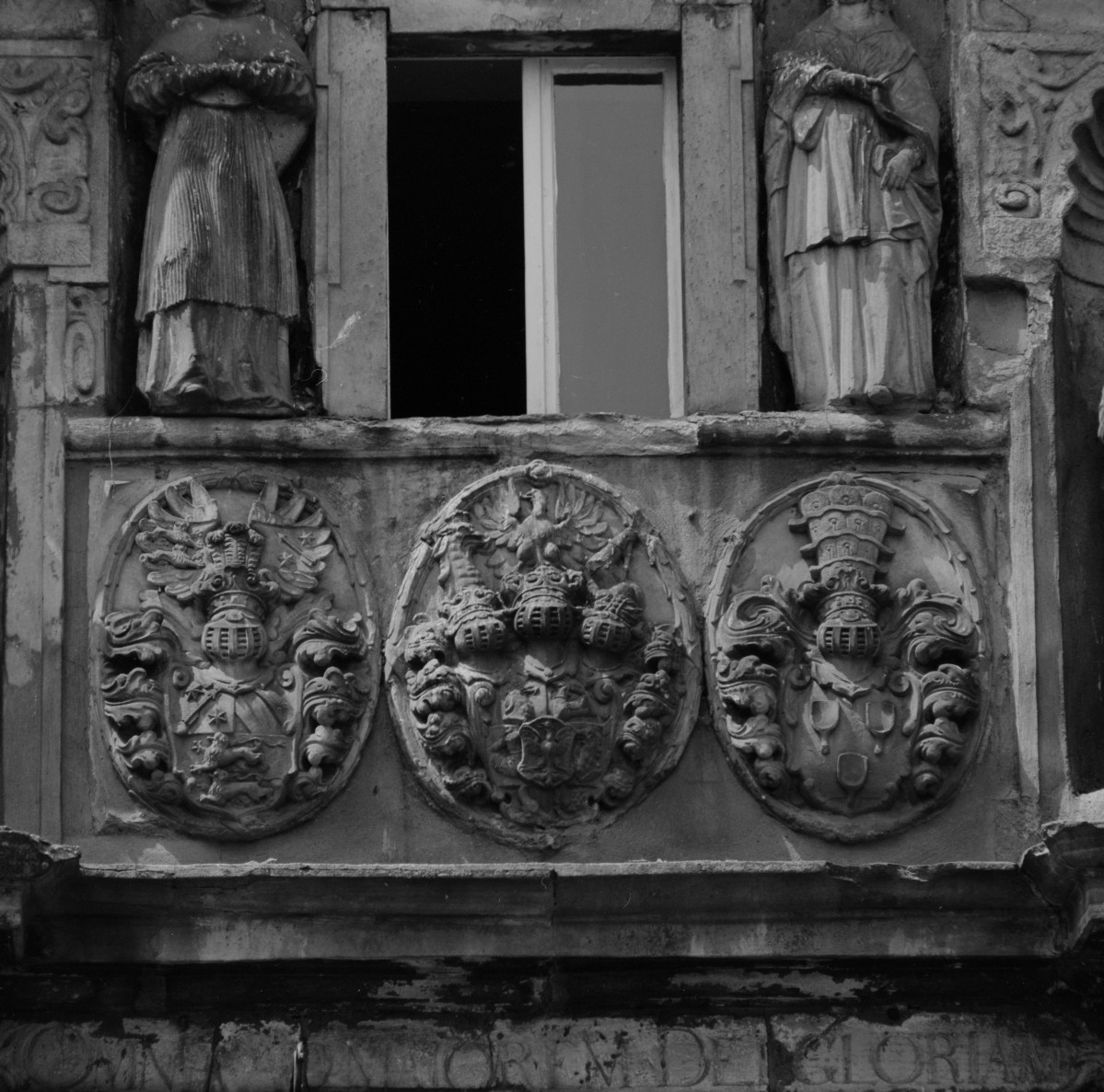 zamek Oppersdorffów - zamek dolny - elewacja frontowa wschodnia - brama - portal - fragment kartusze herbowe, skan 1