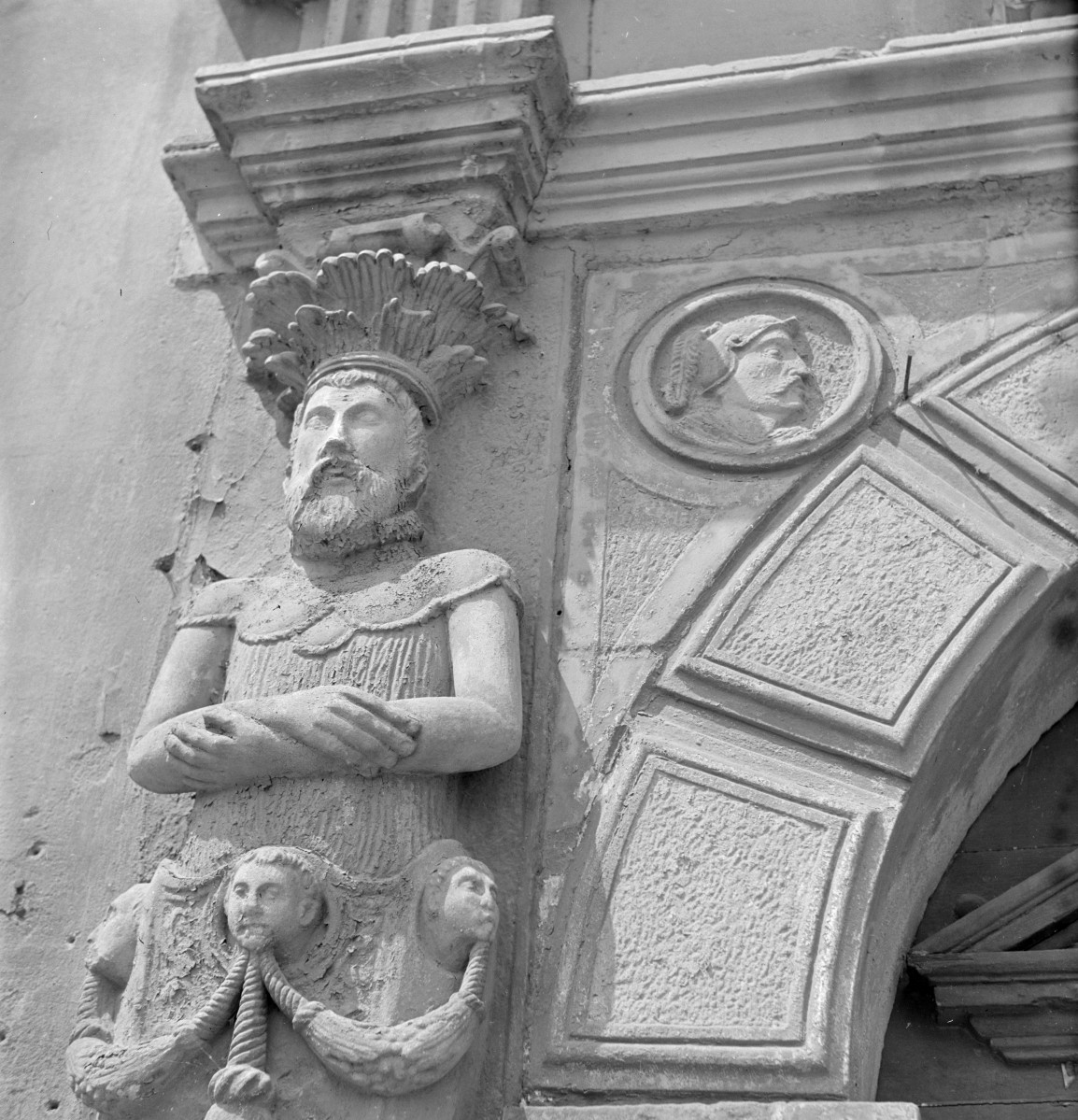 ratusz - fragment portalu, detal, skan 1