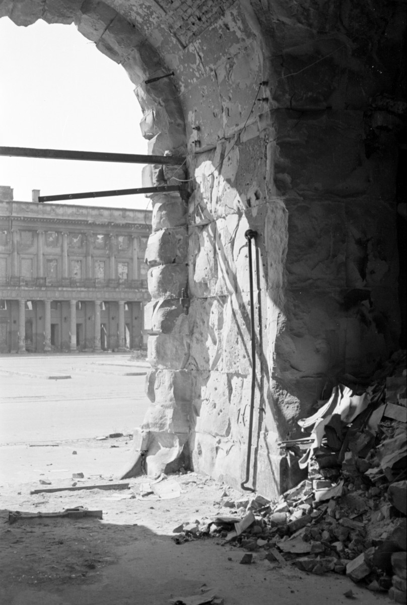 Ratusz dawny pałac Jabłonowskich - fragment ruin. Brama z widokiem na dziedziniec. W głębi fragment frontu Teatru Wielkiego., skan 1