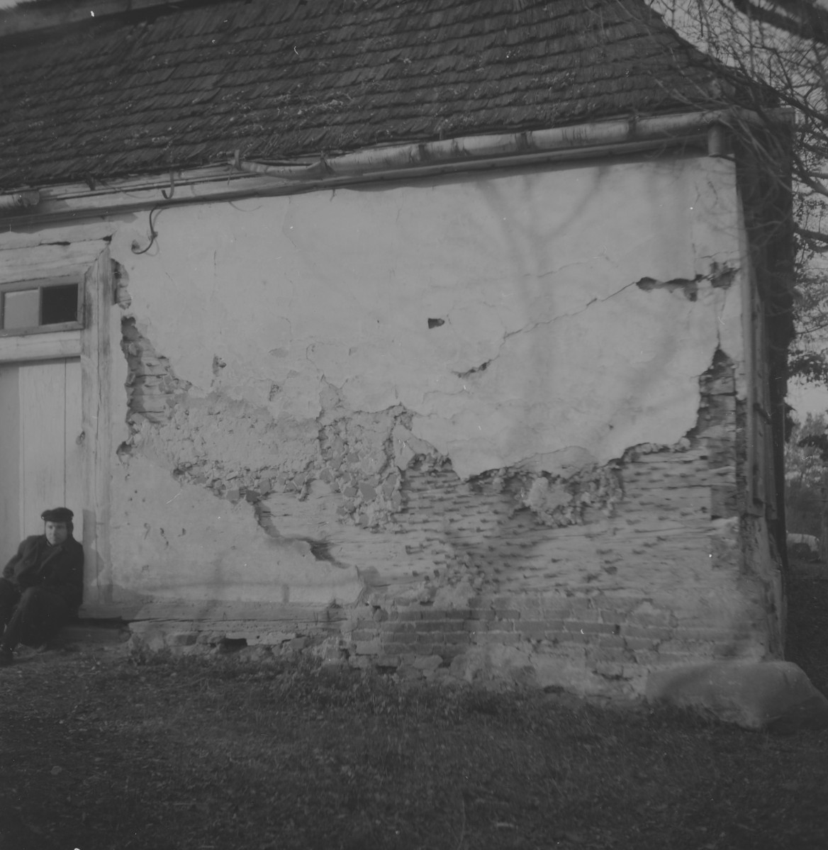 dwór drewnianych - elewacja frontowa - fragment, skan 1