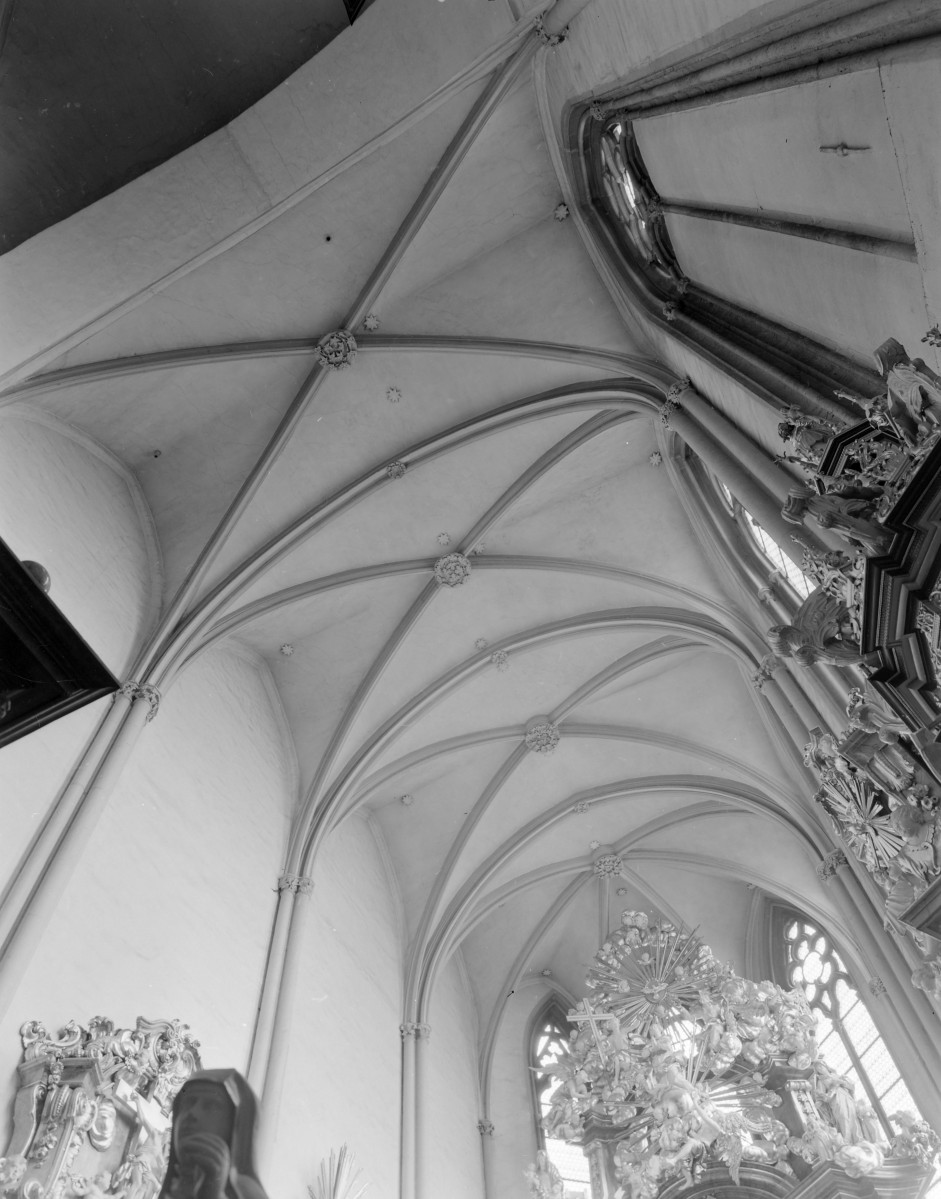 sanktuarium św. Jadwigi Śląskiej - kościół: kaplica św. Jadwigi - sklepienie krzyżowo-żebrowe, skan 1
