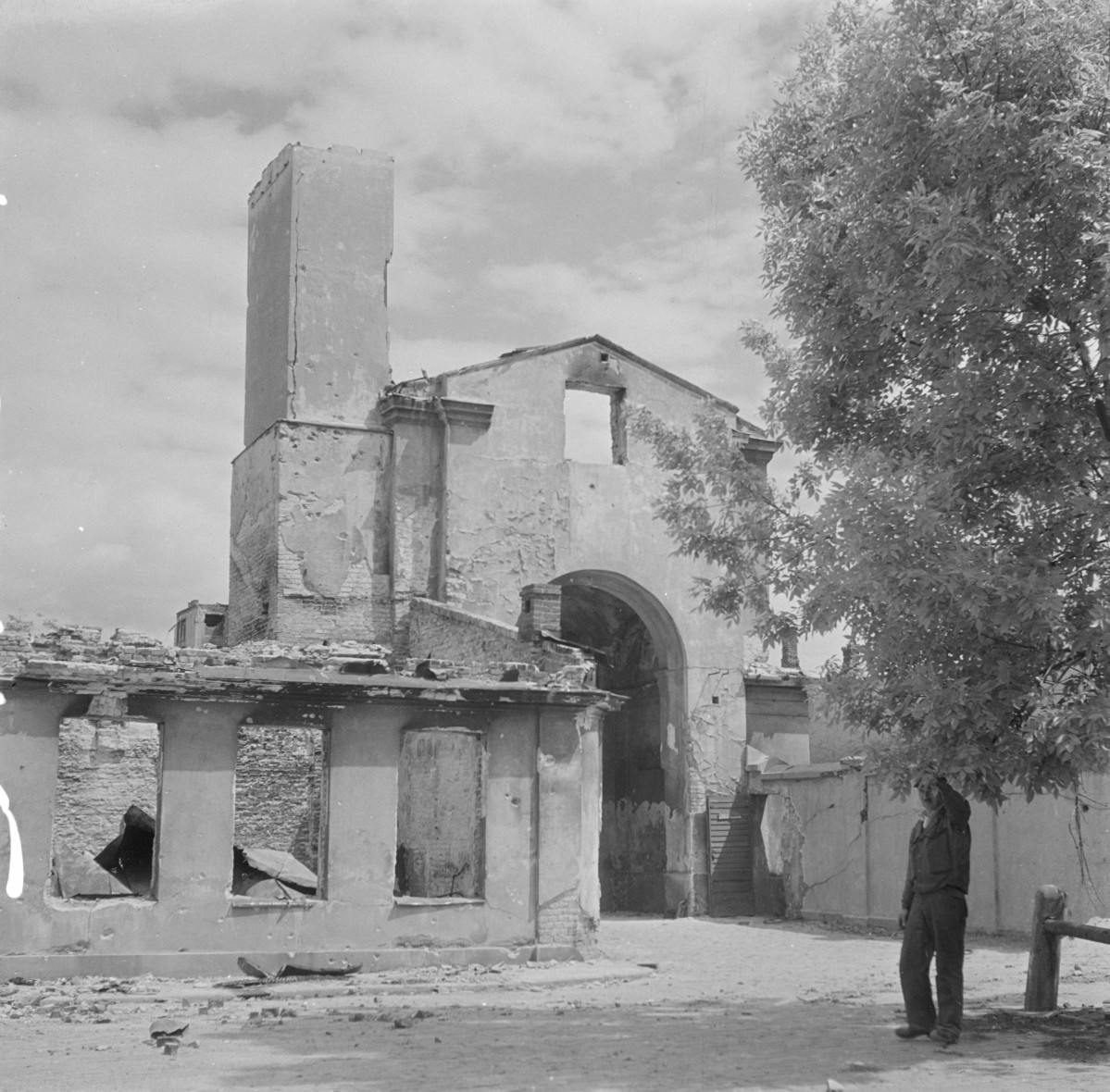 Zniszczony budynek Dzielnicowej Straży Ogniowej. Widok ogólny., skan 1