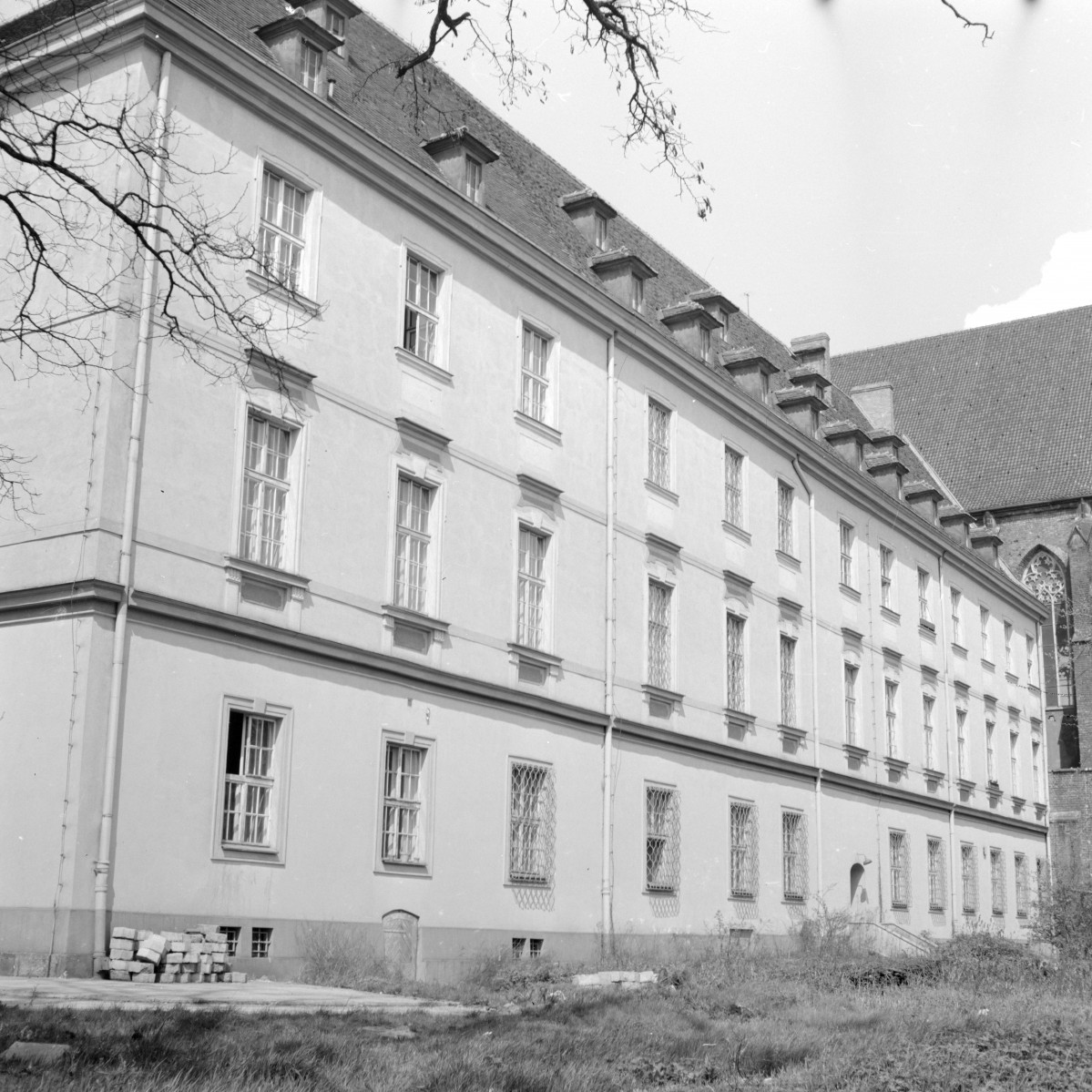 biblioteka uniwersytecka - elewacja od podwórza strona płd., skan 1