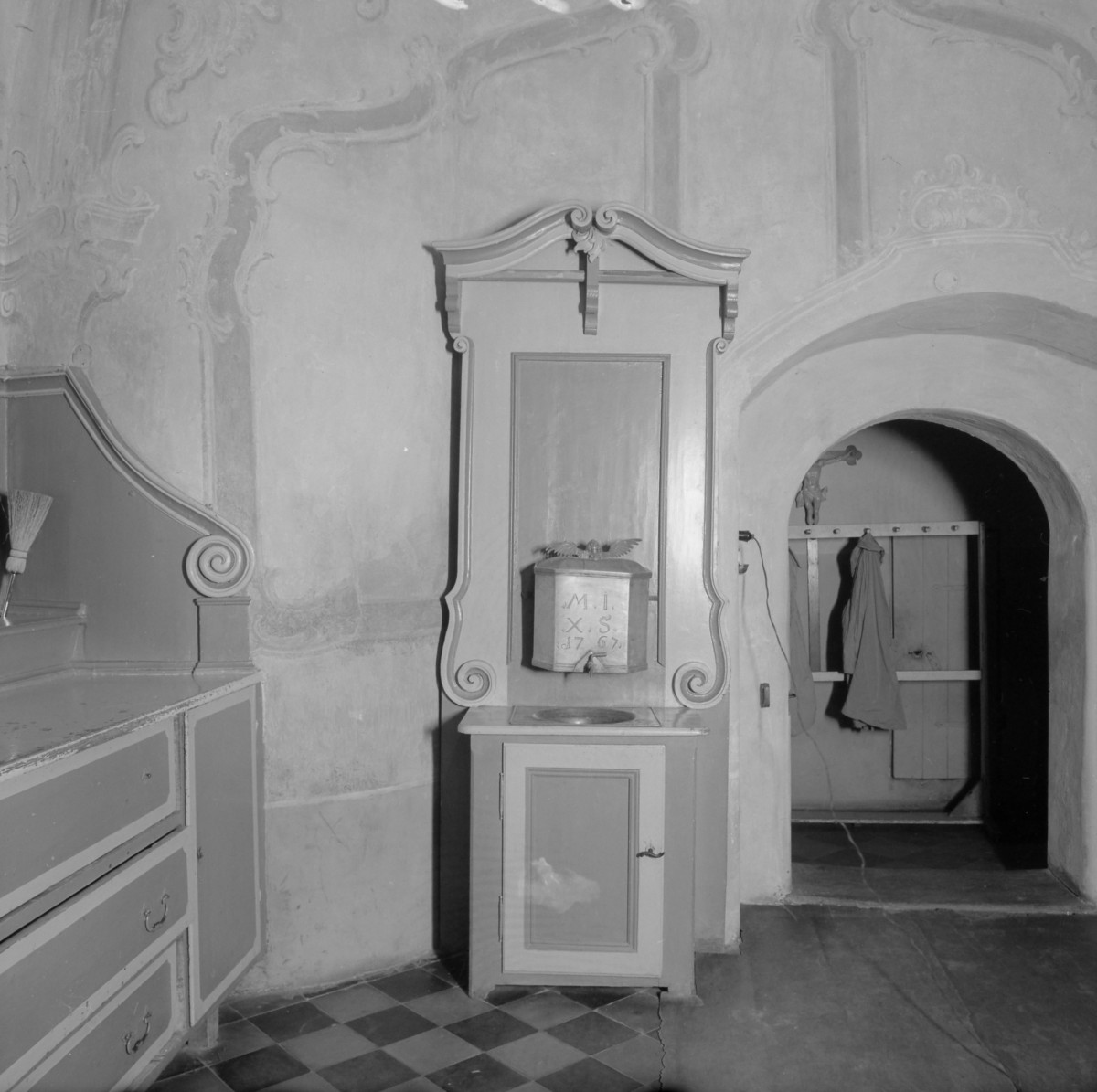 klasztor ss. Mniszek Benedyktynek - kościół pw. Najświętszej Maryi Panny i św. Wojciecha - wnętrze - zakrystia - lawaterz, skan 1