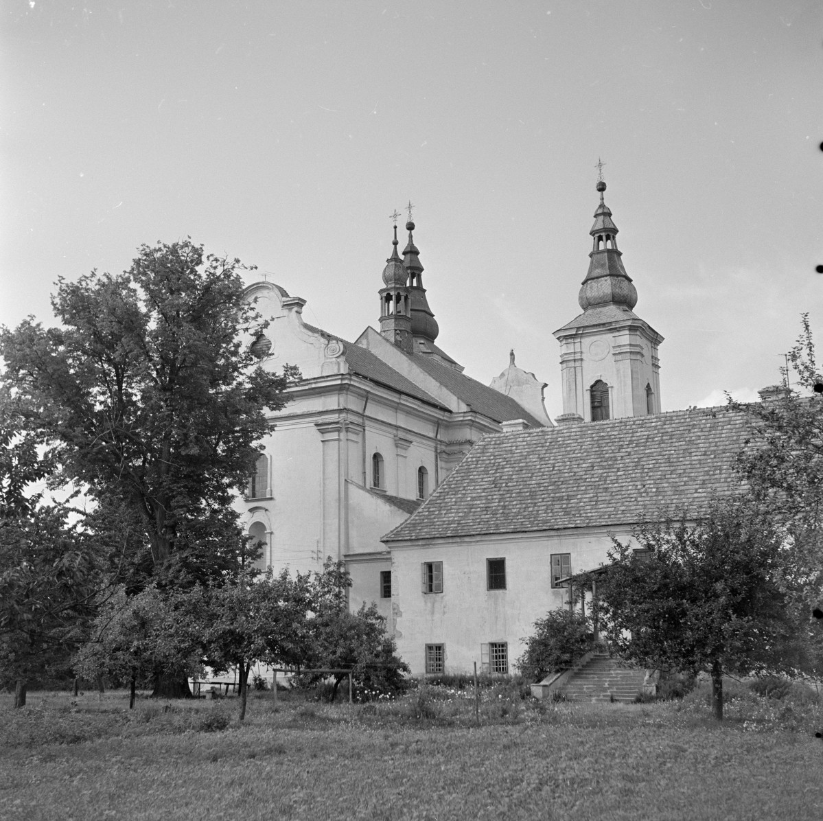 klasztor pobernardyński przy kościele, ob. parafialnym pw. Przemienia Pańskiego i św. Michała Archanioła - elewacja południowe skrzydło, prezbiterium, skan 1