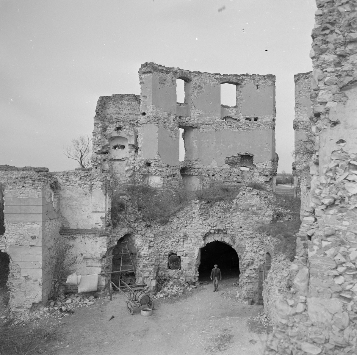 zamek - baszta widok od strony dziedzińca, skan 1