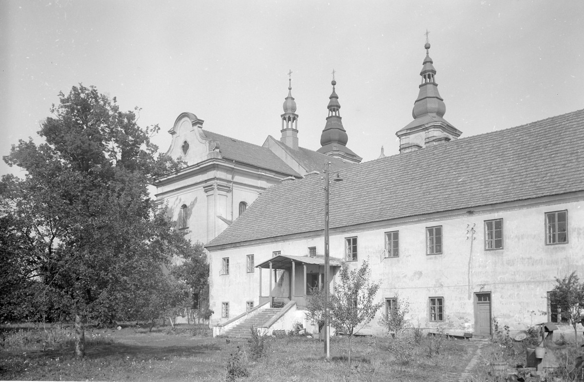 zespół klasztorny Bernardynów - widok kościoła i klasztoru od południowego-wschodu, skan 1