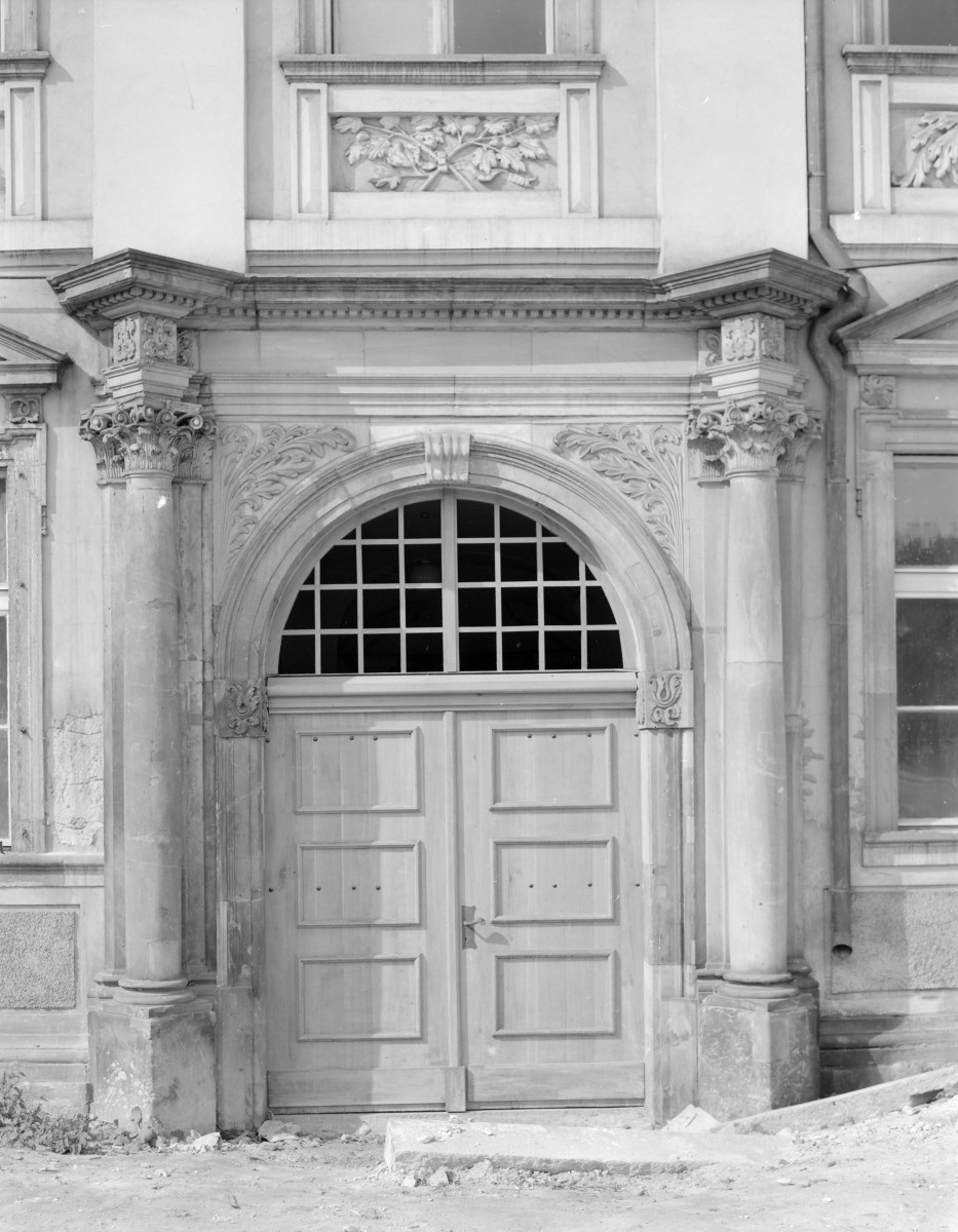 Klasztor franciszkanów reformatów - portal z kolumnami, skan 1