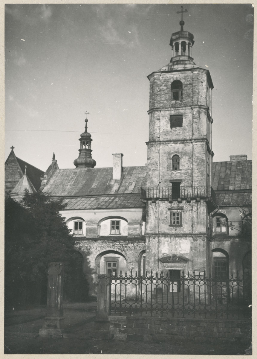 Zespół opactwa Cystersów - klasztor, fragment elewacji zach. z wieżą, skan 1