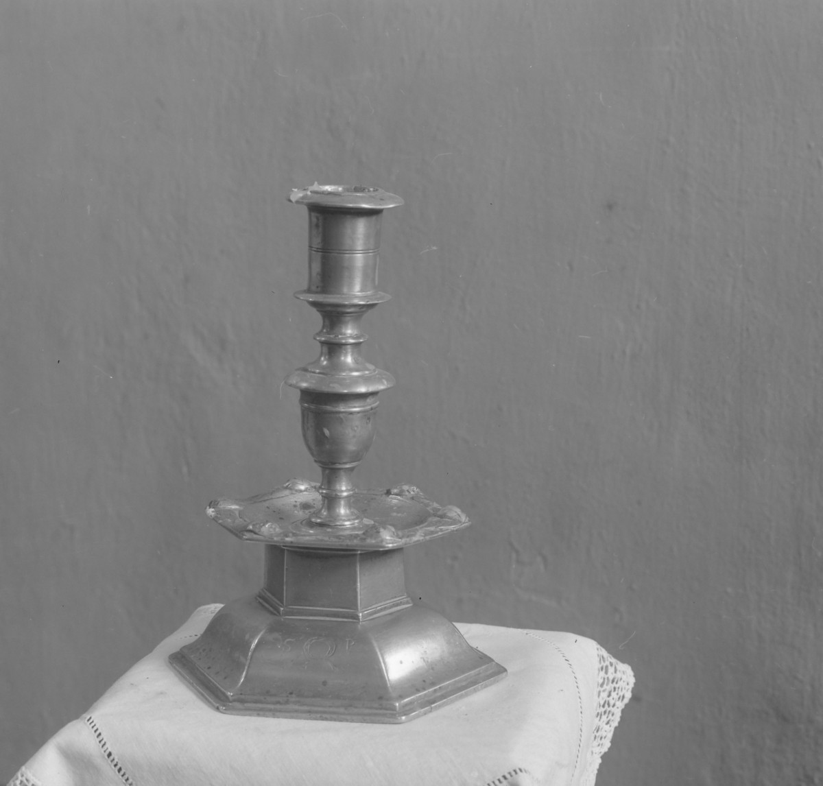 Bazyliki Wniebowzięcia NMP - wnętrze: lichtarz z XVII wieku, skan 1