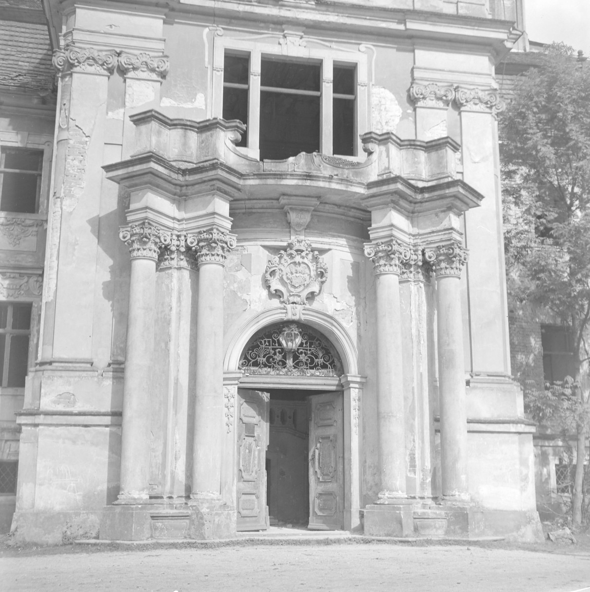 pałac - elewacja: portal, skan 1