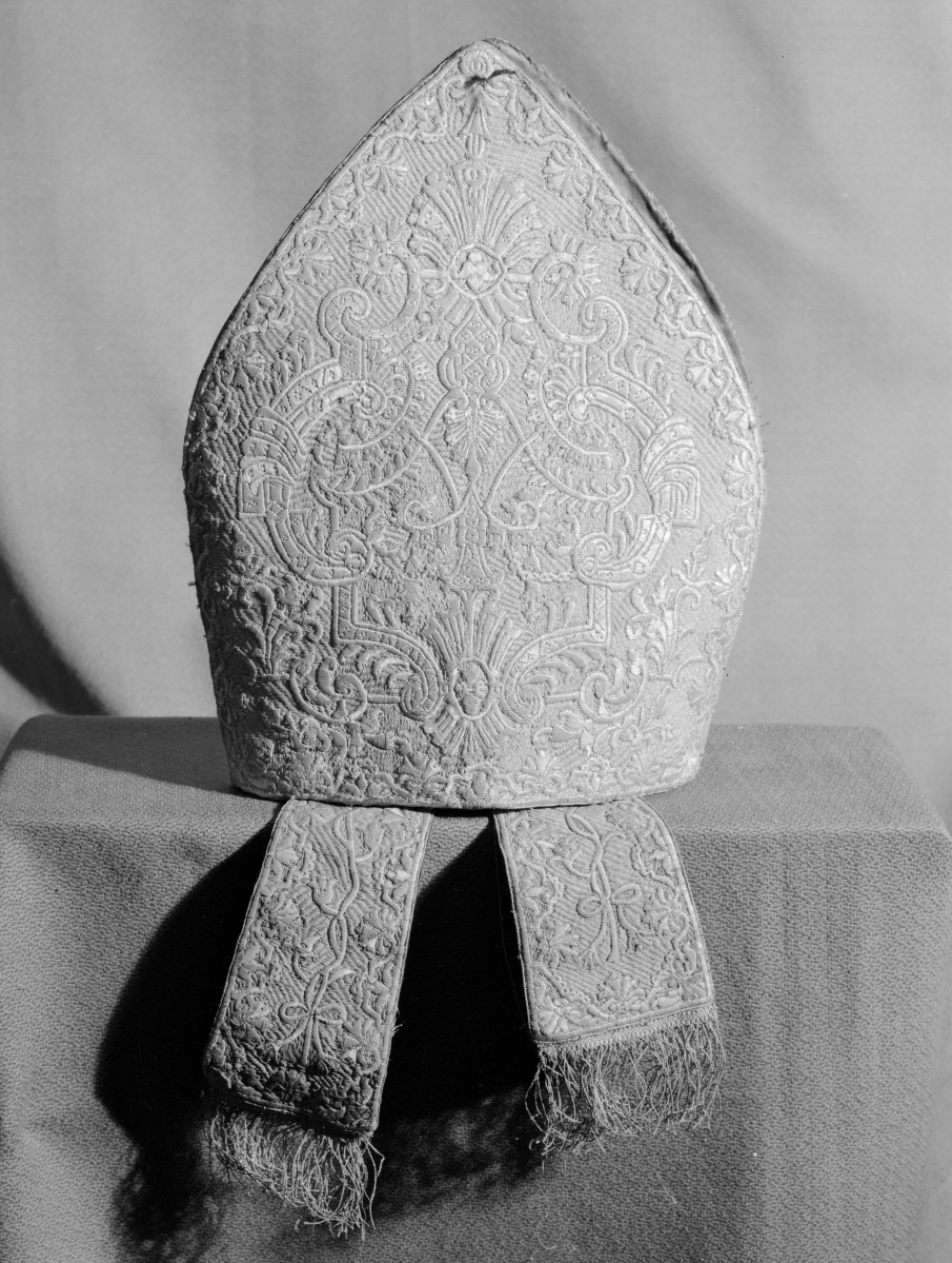 kościół pw. Wniebowzięcia Najświętszej Maryi Panny i św. Zygmunta - skarbiec katedralny - zbiory - infuła /XVIII w./, skan 1