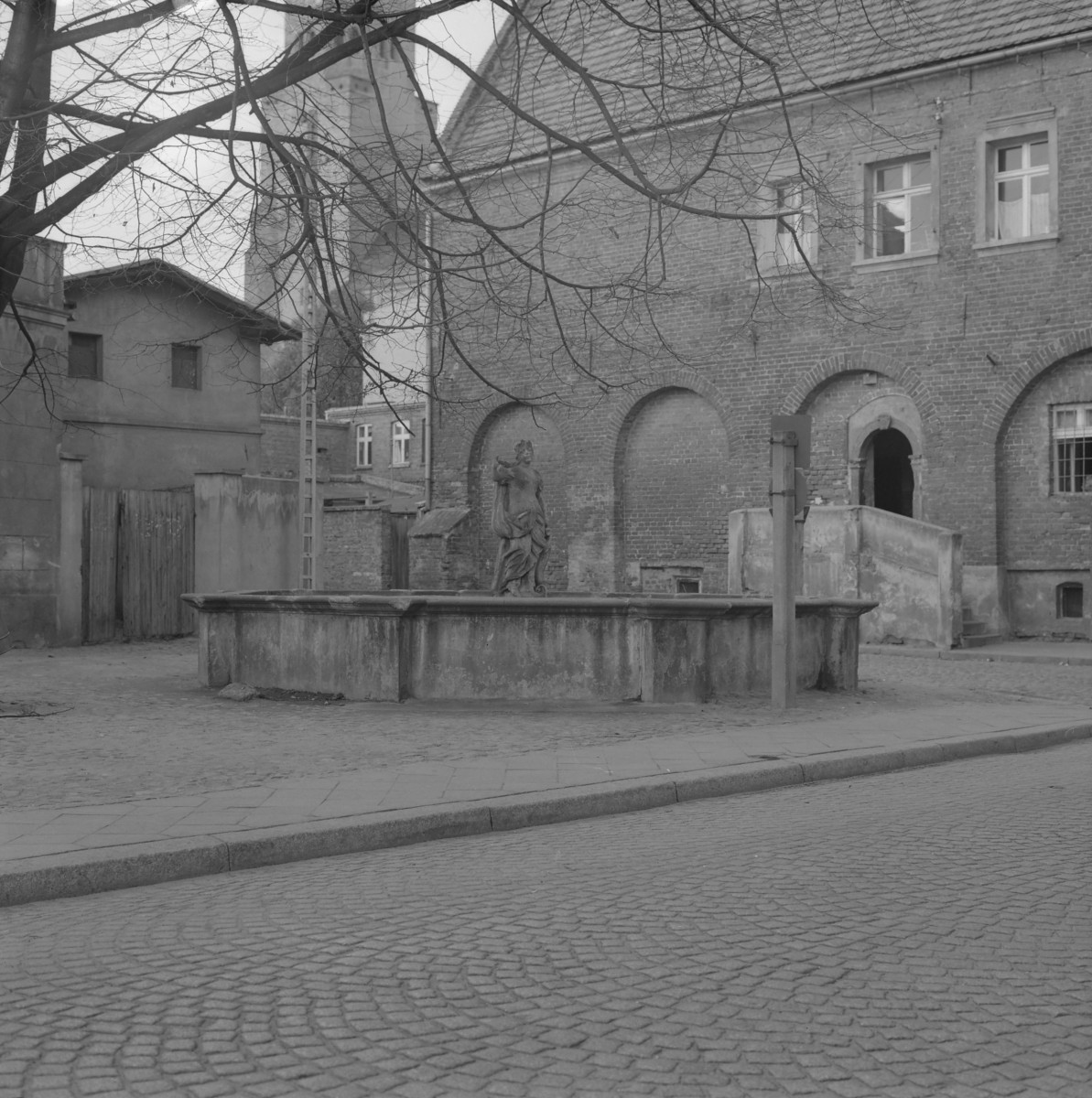fontanna z alegorią kobiety, skan 1