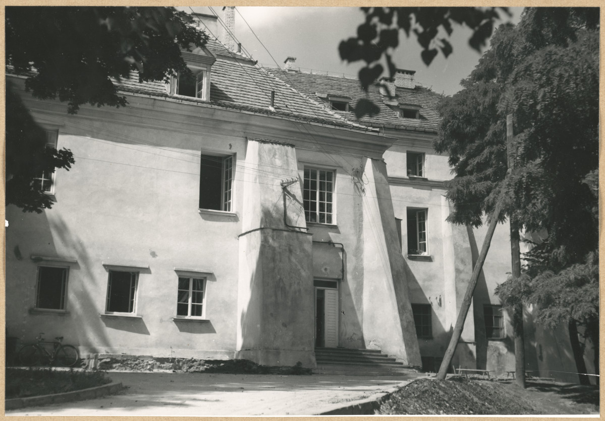 Dwór - fragment elewacji bocznej, skan 1