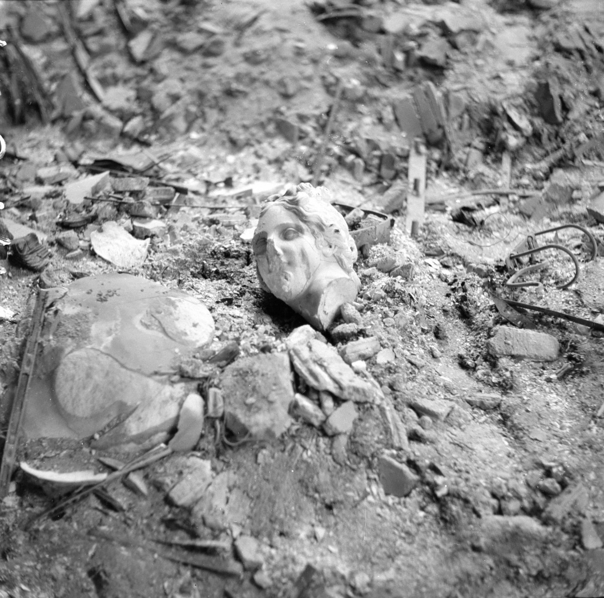 Pałac Raczyńskich - wnętrze. Fragmenty zniszczonego pomnika / rzeźby., skan 1