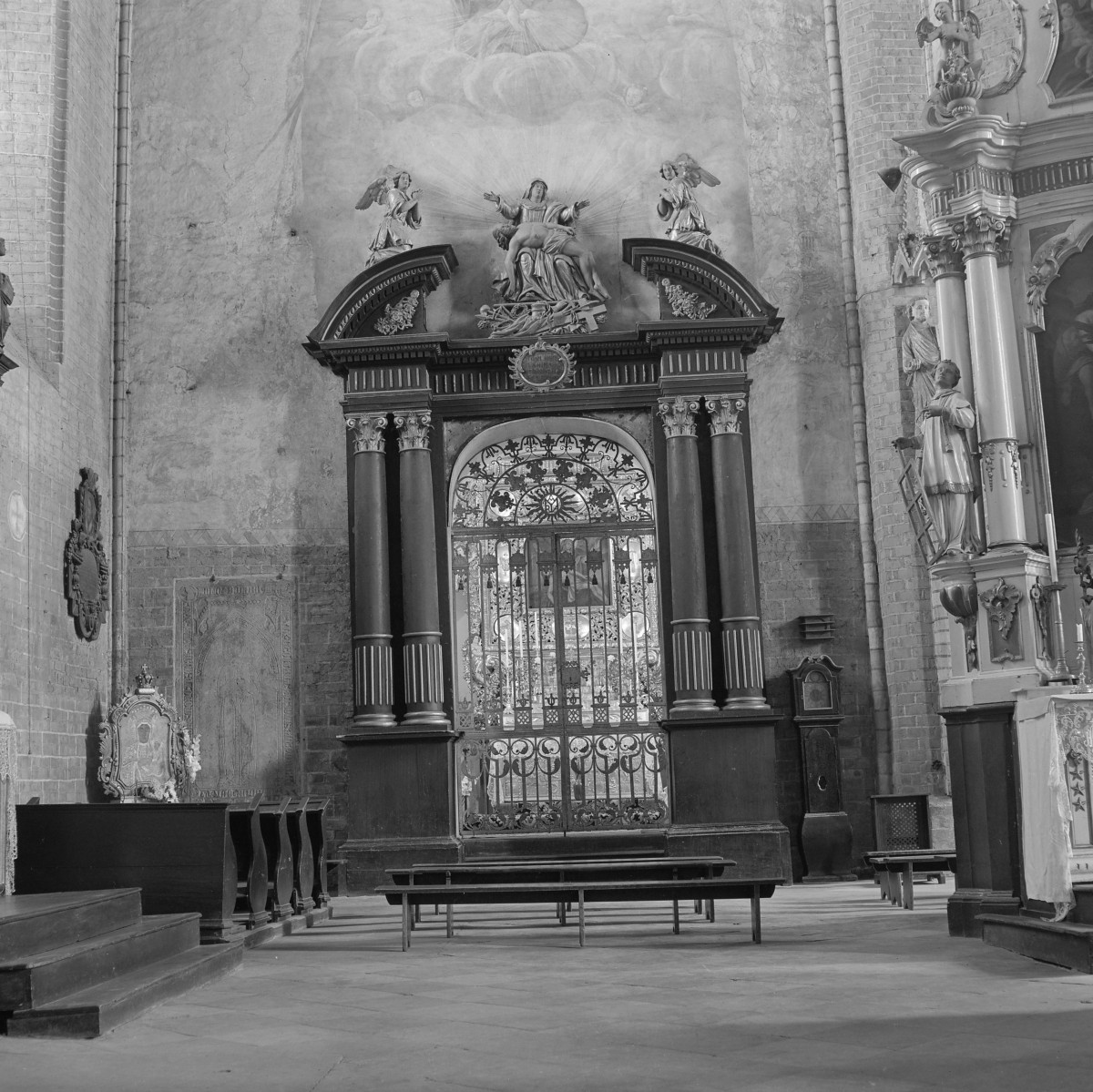 Kościół Wniebowzięcia Najświętszej Maryi Panny - wnętrze. Portal do kaplicy., skan 1