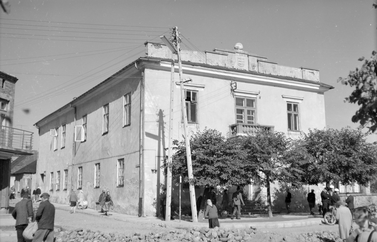 Dom Esterki - widok od północnego-zachodu, skan 1