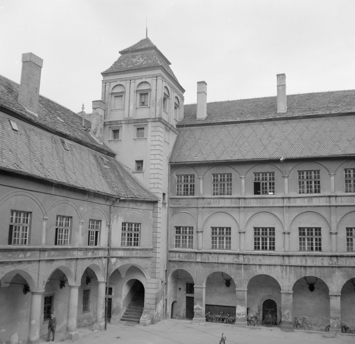 zamek - elewacja od strony dziedzińca - fragment, skan 1