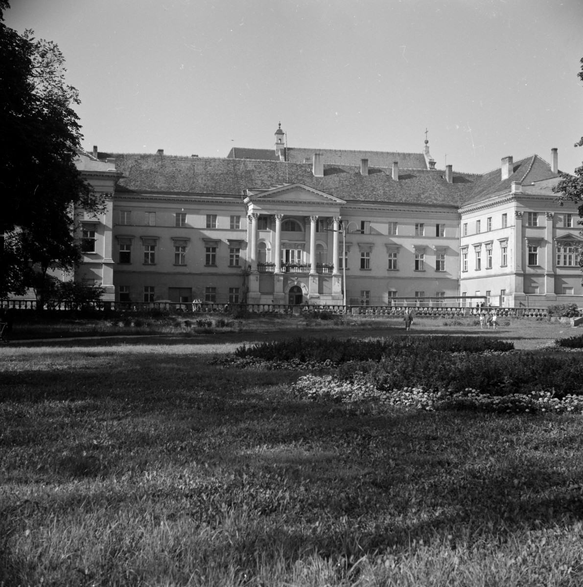 pałac Komisji Wojewódzkiej Kaliskiej - elewacja frontowa, skan 1