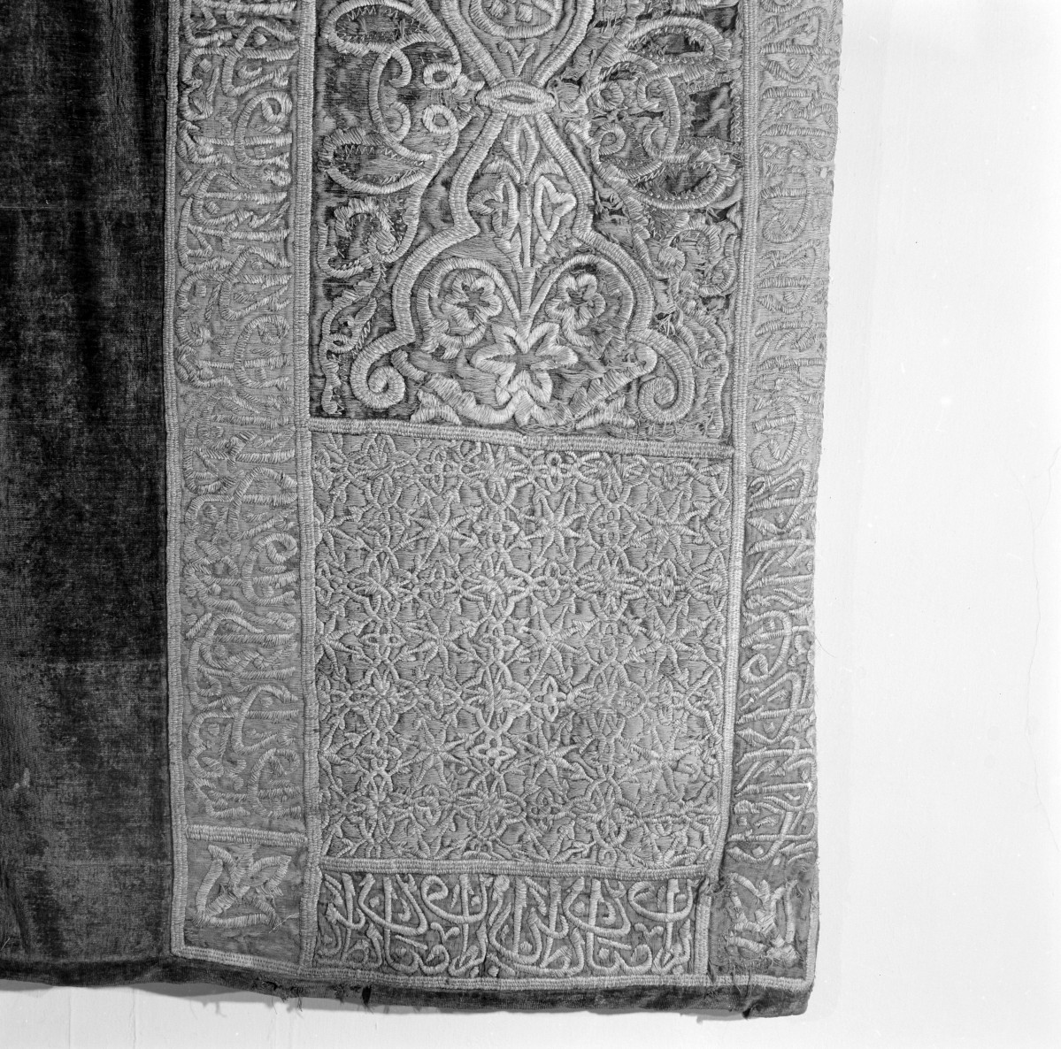 Muzeum Narodowe - Portiera. Turcja. Fragment dekoracji hafciarskiej dołu., skan 1