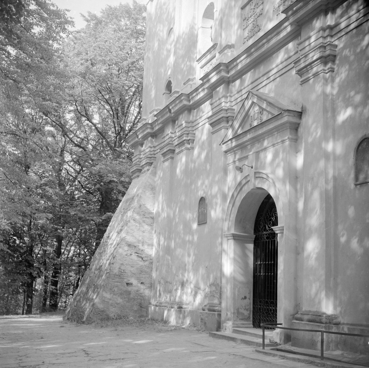 kościół Wniebowzięcia NMP - elewacja frontowa, portal główny, skan 1