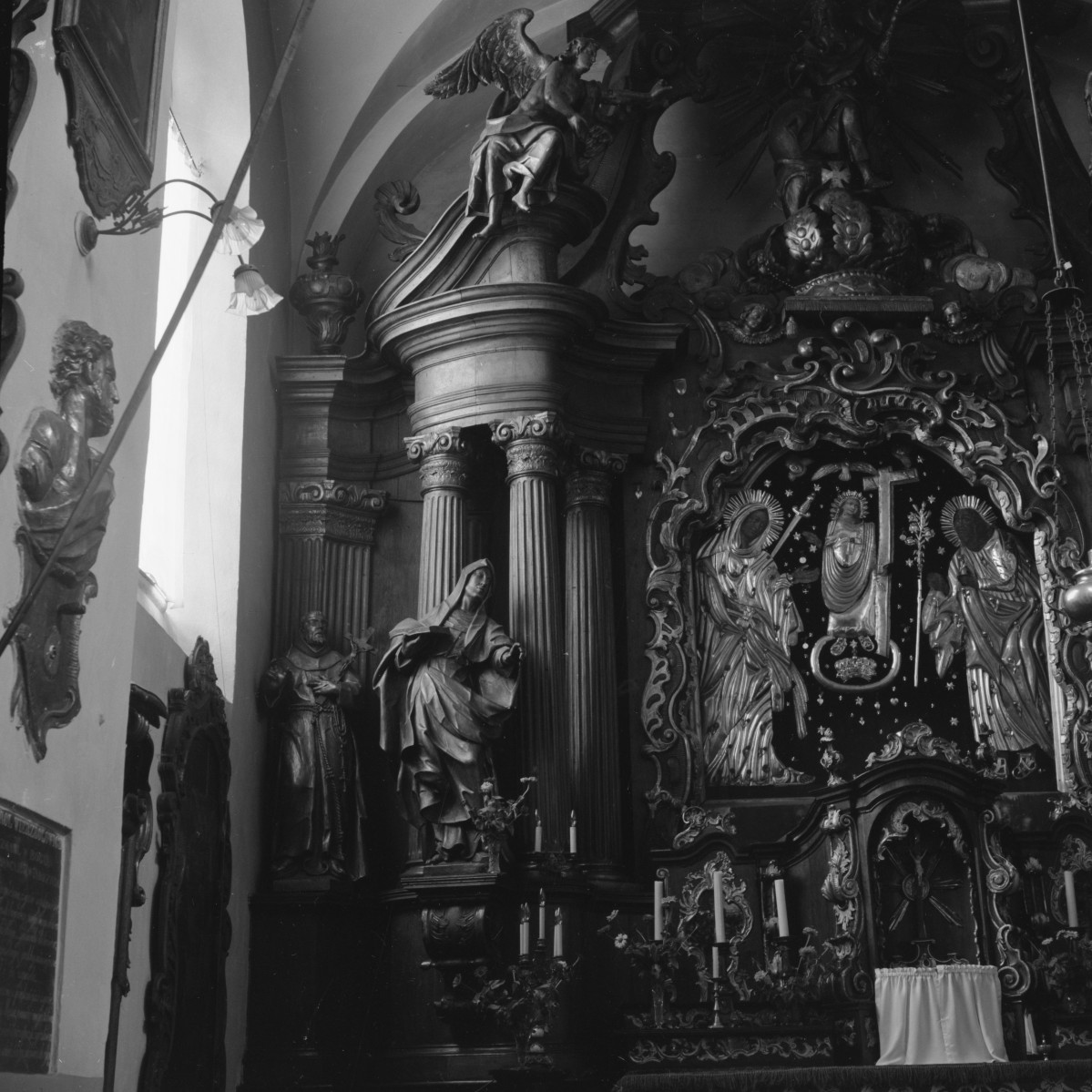 kościół św. Józefa i św. Piotra - wnętrze, ołtarz główny fragment, skan 1