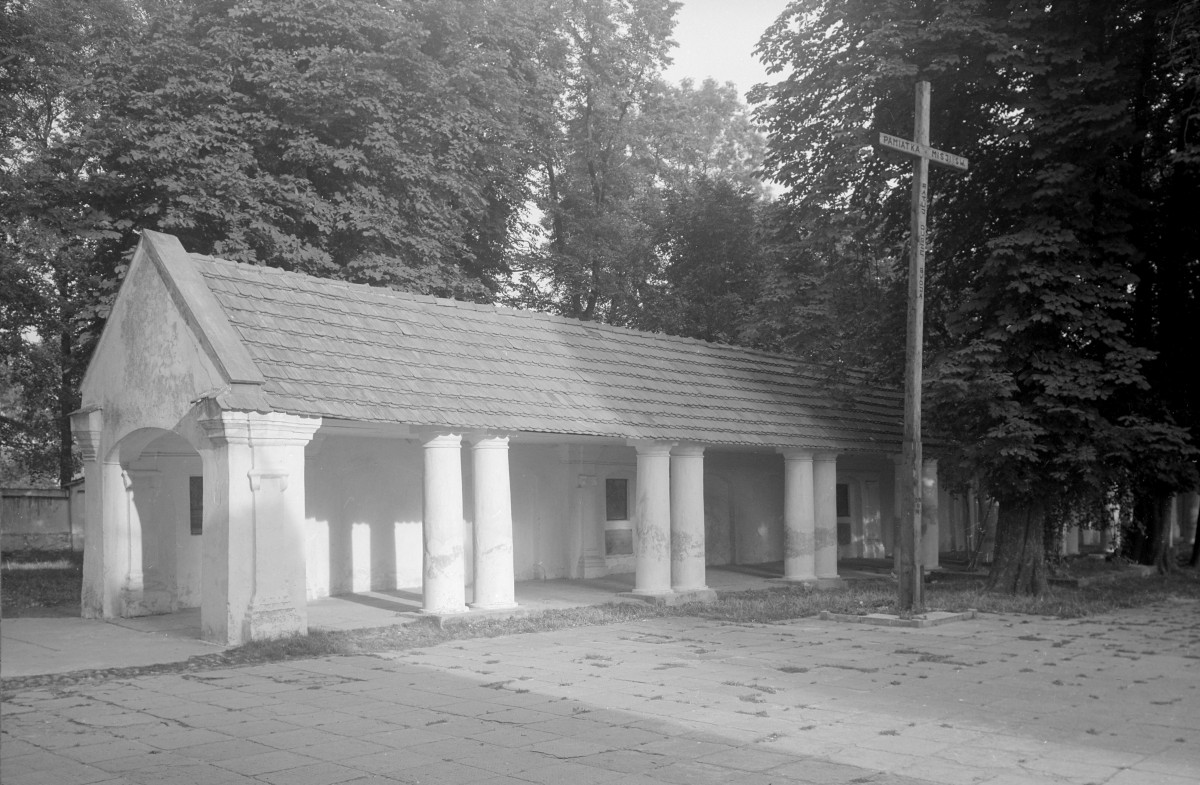 zespół klasztorny Bernardynów, krużganki - fragment, skan 1
