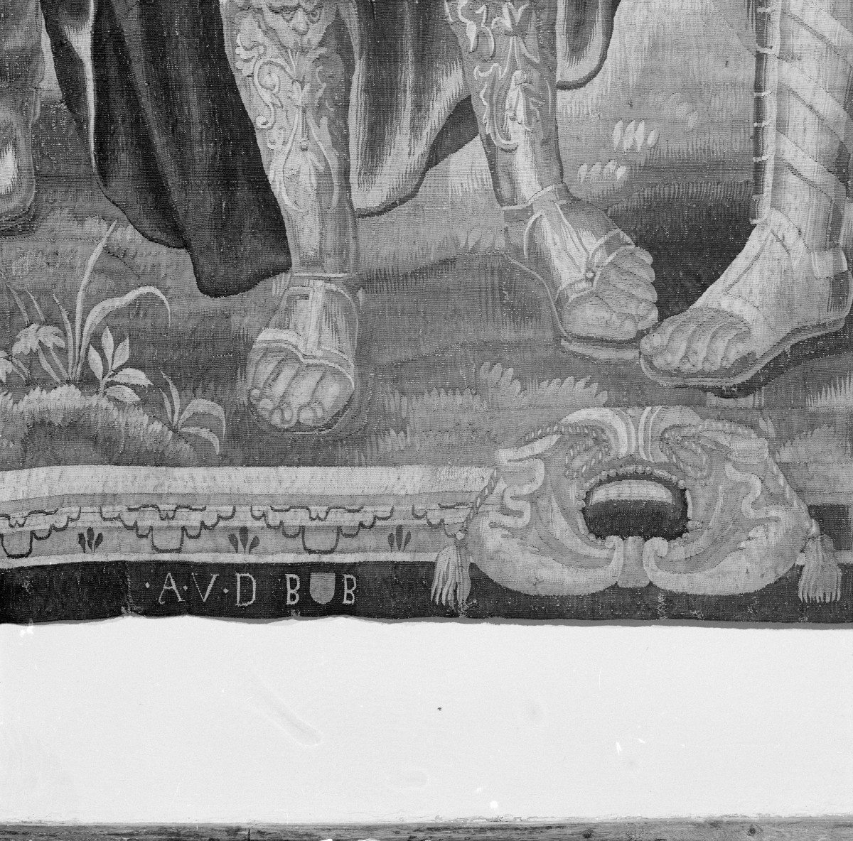 Muzeum Narodowe - Gobelin "Helios i Faeton".  Scena główna obramiona jest szeroką, bogatą bordiurą z kobiecymi hermami, puttami, ptakami w otoczeniu bujnego ornamentu roślinnego: kwiatów i owoców. Detale bordiury. Sygnatura., skan 1