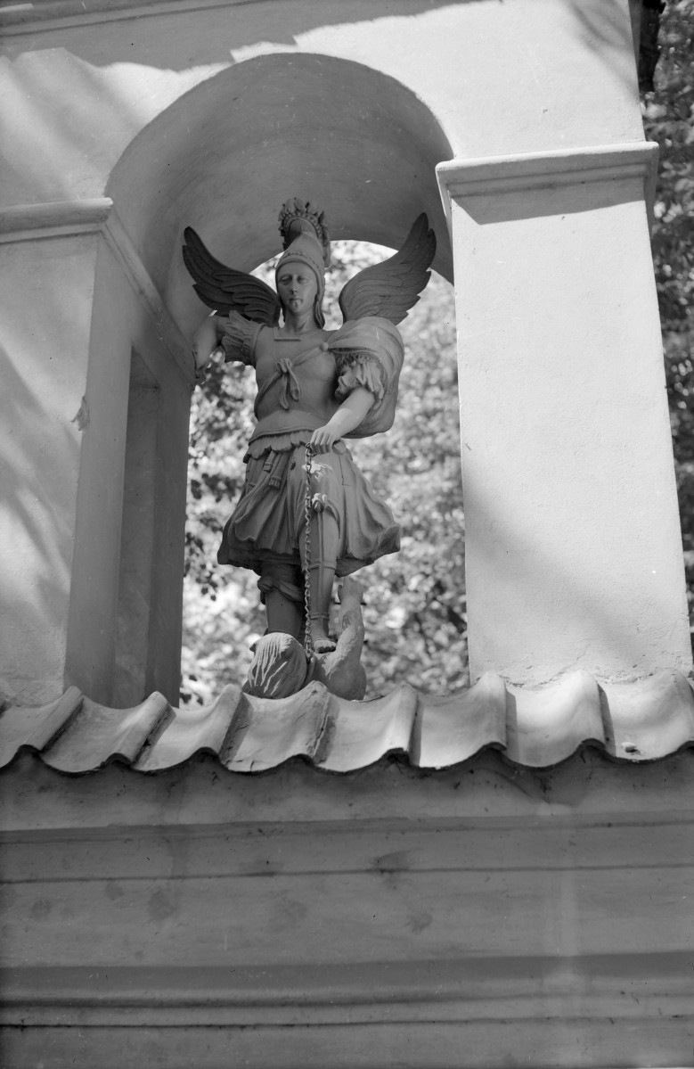kaplica pw. św. Michała Archanioła - elewacja frontowa - figura św. Michała Archanioła, skan 1