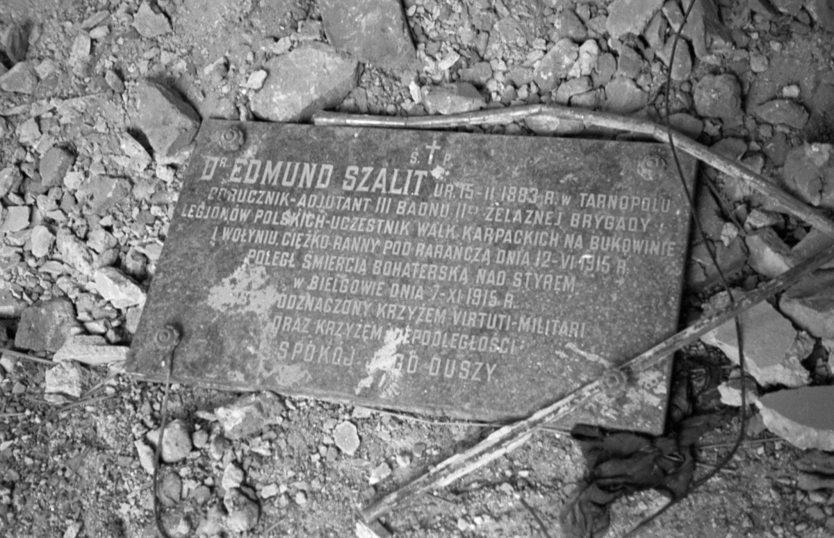 Kościół pw Matki Bożej Królowej Polski (garnizonowy). Wnętrze: epitafium., skan 1