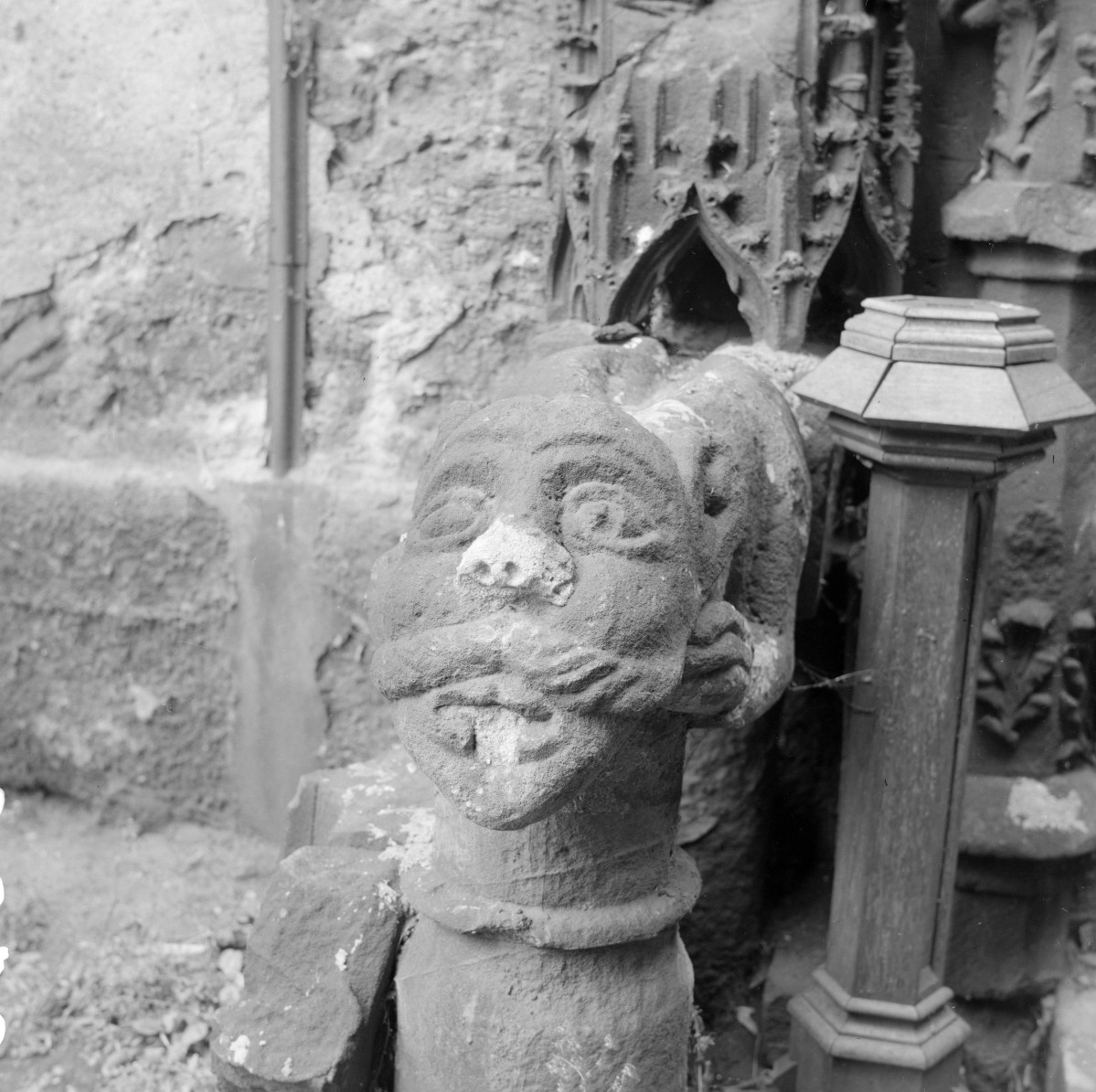 Katedra pw. św. Stanisława Biskupa i Męczennika i św. Wacława Męczennika - fragment architektoniczny głowa kamienna, skan 1