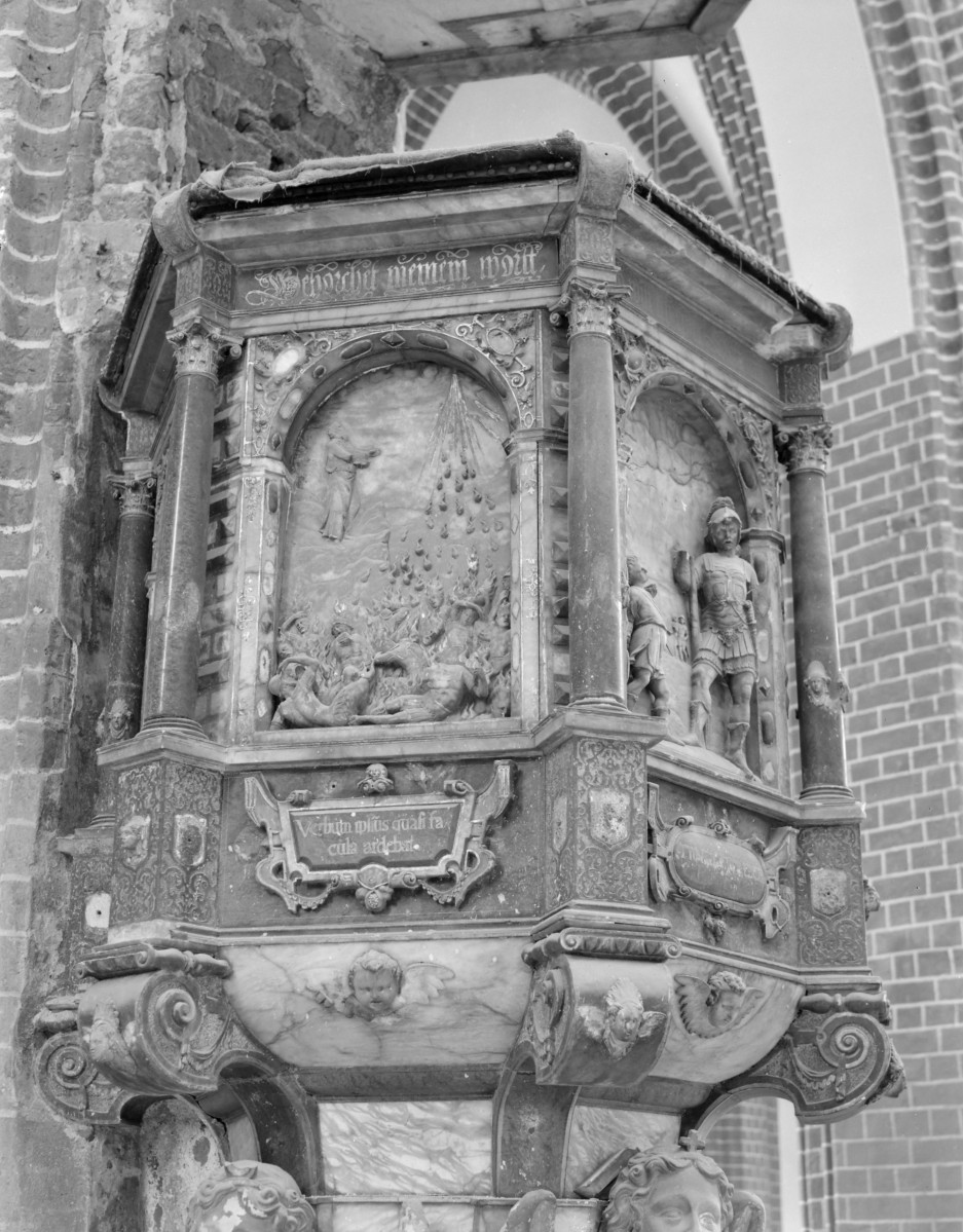 kościół pw. św. Marii Magdaleny, ob. katedra polskokatolicka - wnętrze: ambona, fragment - kosz, skan 1