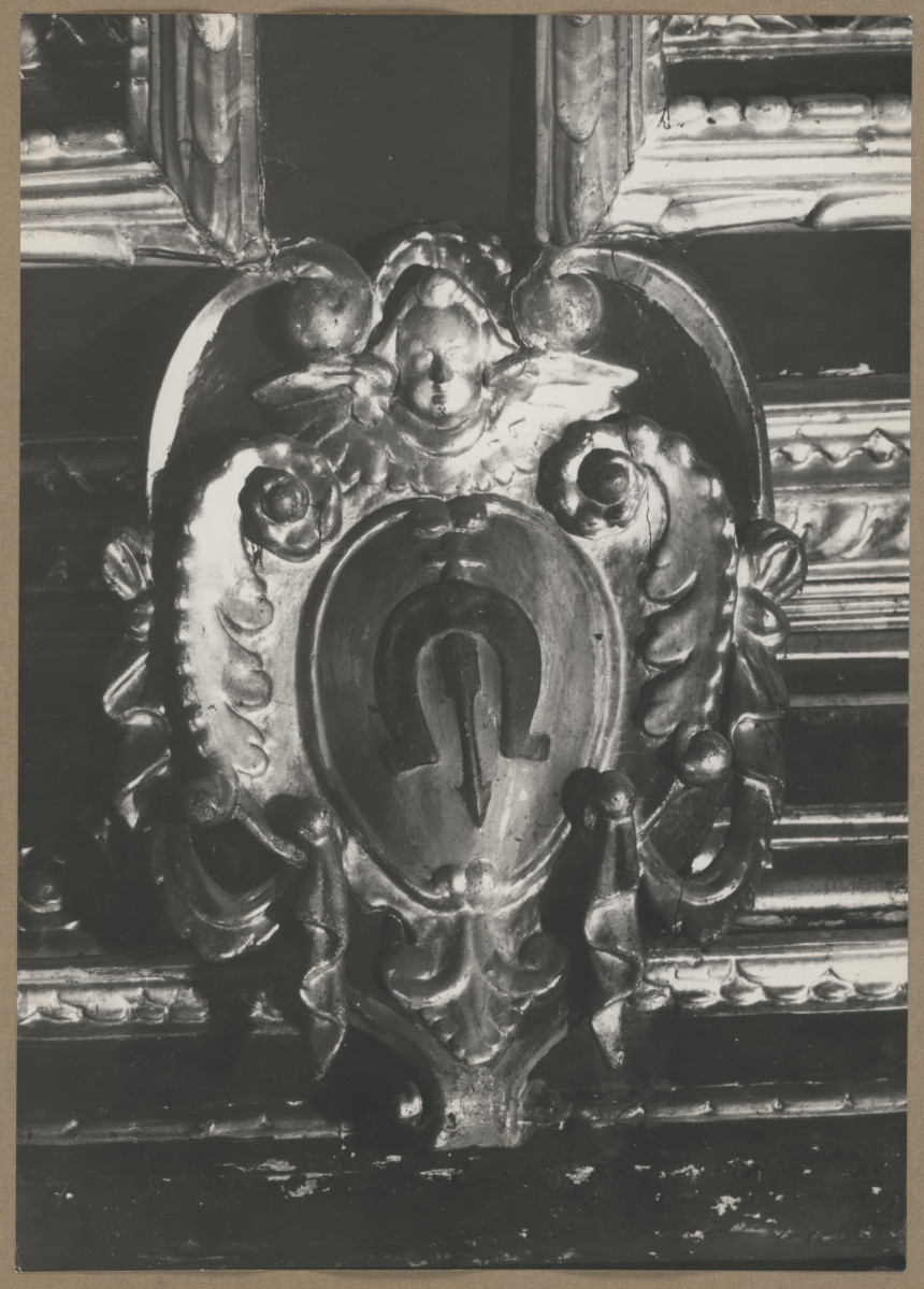 Pałac biskupów - wnętrze, pokój biskupi, fragment stolarki stropu - herb Dołęga, skan 1