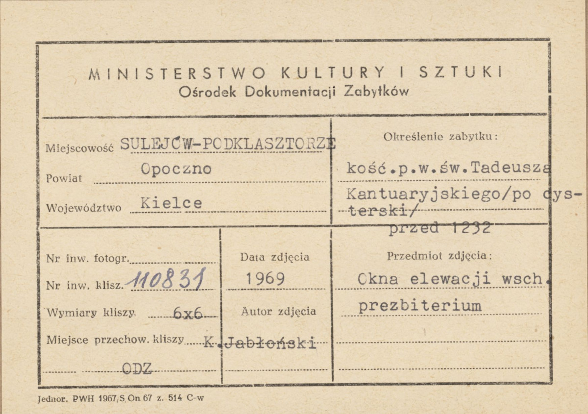 Zespół opactwa cystersów - widok na okna we wschodniej elewacji kościoła - metryczka, skan 1