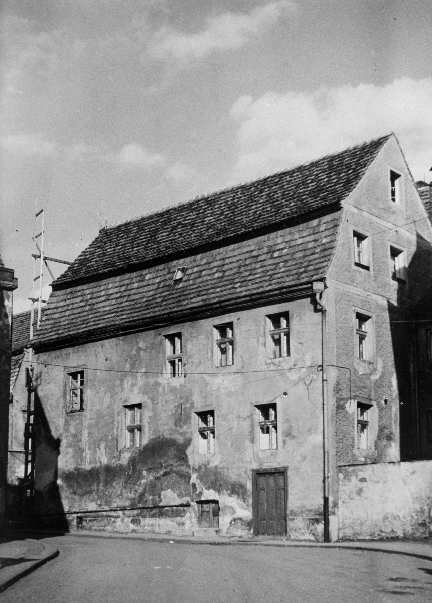 zabudowa miejska - kamienica - elewacja, skan 1