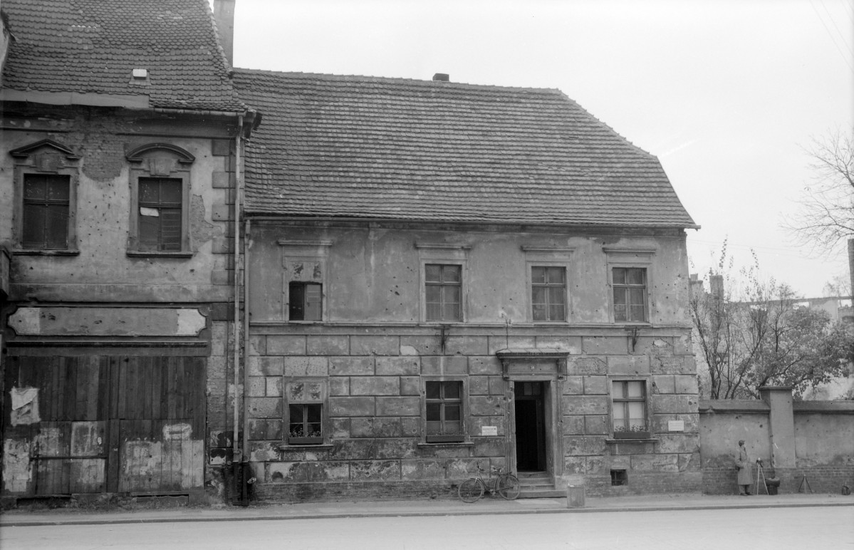 Budynek parafi przy kościele im. Podwyższenia Krzyża - elewacja, skan 1