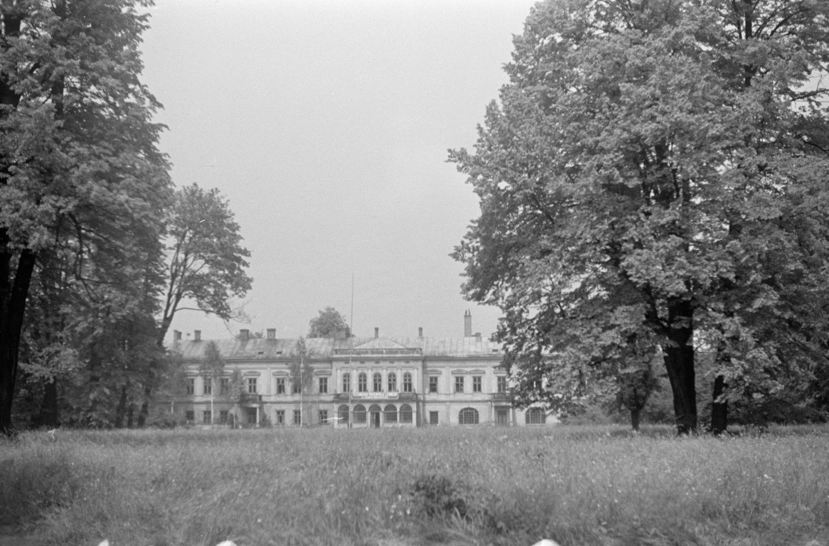 zamek Komorowskich - elewacja arkadowa, skan 1